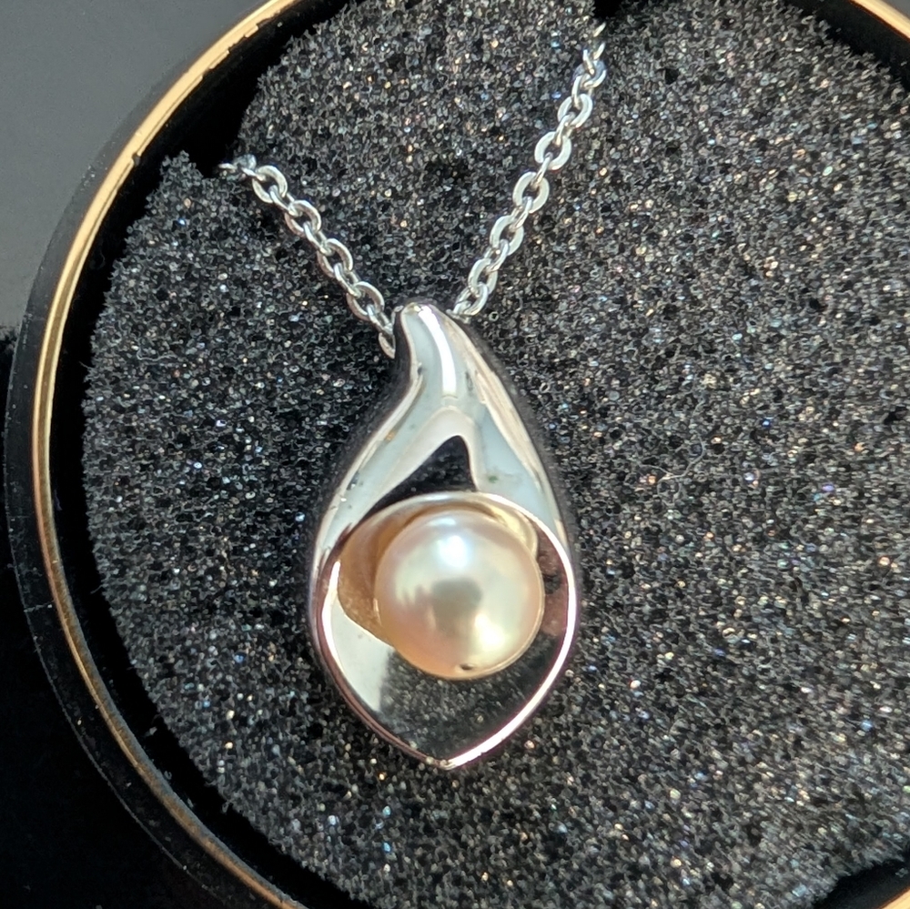 Tasaki Classic vintage Calla lily and Silver Akoya Pearl Pendant Necklace - Picture 3 of 11